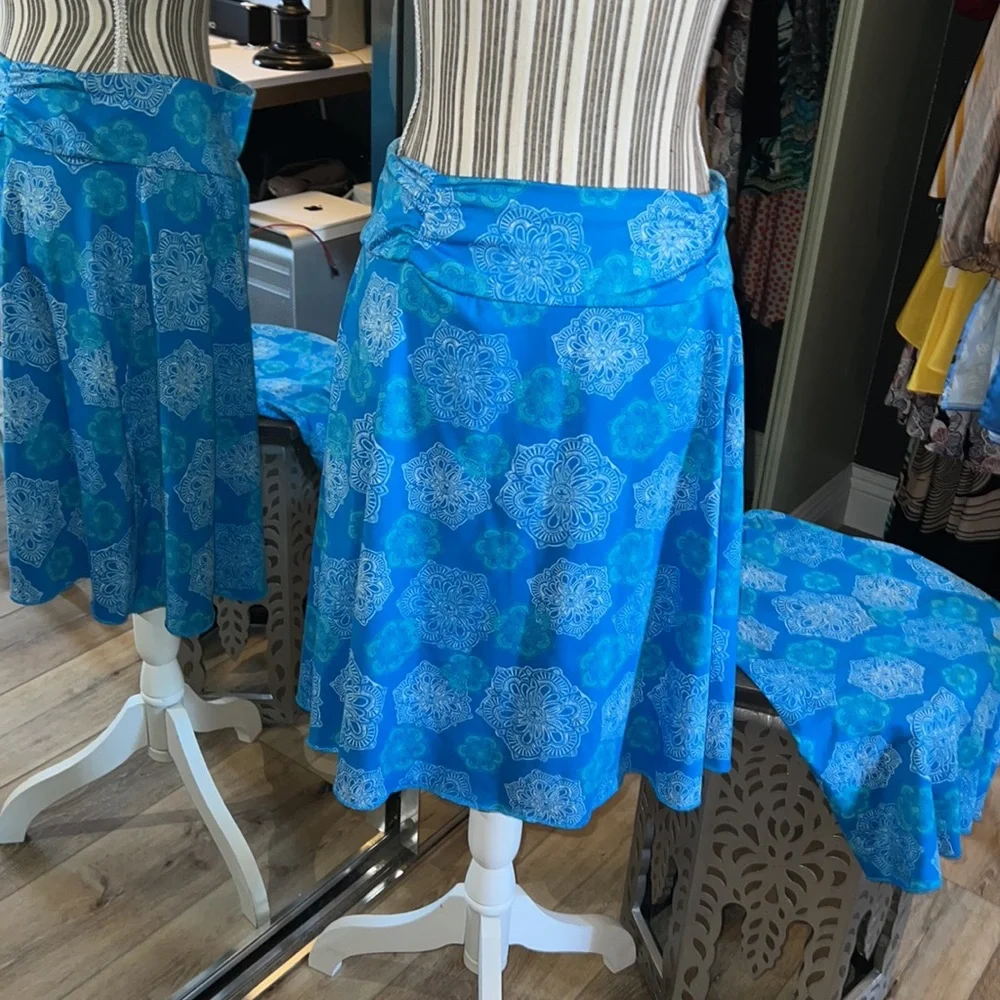 Tranquility, slimming skirt, wide cinched waist band, aqua blues & white